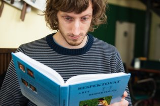 Tom si čte o tom, co všechno dělal celý život v komunikaci špatně