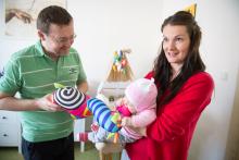 Verunka se snaží ukousnout hlavu Honzíčkově žirafě