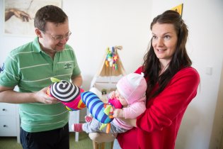 Verunka se snaží ukousnout hlavu Honzíčkově žirafě