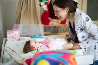 Poté, co Verunka zmasakrovala Honzíčkovu žirafu, obsadila i jeho přebalovací pult