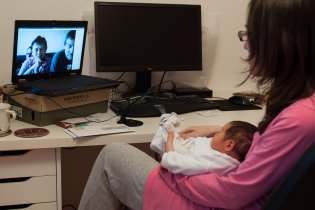 Verunka poprvé vidí babičku, dědu a strýčka z Prahy