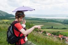 Tatínek seznamuje (spící) Verunku s krásami naší vlasti