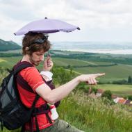 Tatínek seznamuje (spící) Verunku s krásami naší vlasti