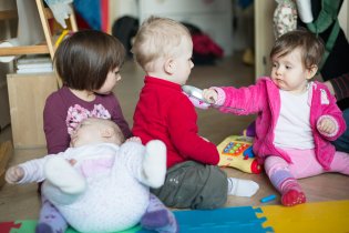 Přimět čtyři děti, aby se při hromadném focení dívaly do objektivu, pro nás, coby zkušené rodinné fotografy, bylo hračkou