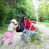 Ten hloupý kočárek vůbec neumí jet rovně!