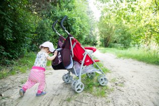 Ten hloupý kočárek vůbec neumí jet rovně!