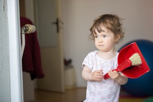 Opravdu to musím po sobě uklízet, mami?