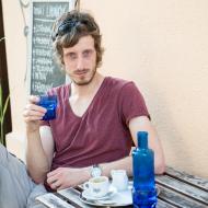 Snažíme se z možnosti hlídání vytěžit maximum, zde například zevlováním v Café Falk