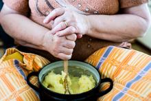 Závěrečná část přípravy oběda - škubání