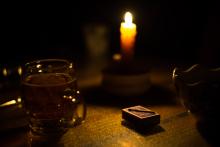 Verča spící ve vedlejším pokoji ani neví, že si tu díky ní s celou rodinou užíváme posezení při svíčce