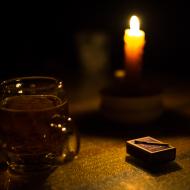 Verča spící ve vedlejším pokoji ani neví, že si tu díky ní s celou rodinou užíváme posezení při svíčce