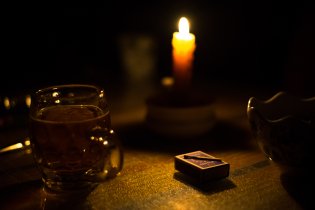 Verča spící ve vedlejším pokoji ani neví, že si tu díky ní s celou rodinou užíváme posezení při svíčce