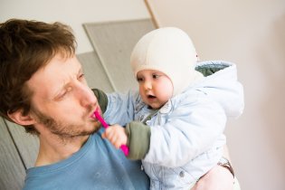 Táto, před odchodem si prostě musíš vyčistit zuby, to se nedá nic dělat!