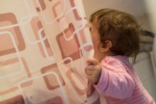 Verunka dohlíží na to, aby maminka při sprchování nezapomněla na krk a uši