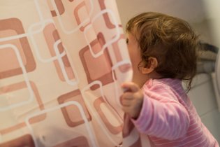 Verunka dohlíží na to, aby maminka při sprchování nezapomněla na krk a uši