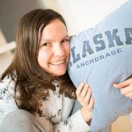 Povolil mi rozstříhat staré triko jen pod podmínkou, že památeční nápis zůstane vcelku