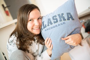 Povolil mi rozstříhat staré triko jen pod podmínkou, že památeční nápis zůstane vcelku