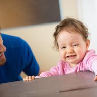 Já chci tu velkou lžíci, když už se umím postavit ke stolu!