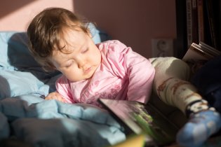 Verunka v dopoledním slunci reviduje naší sbírku DVD