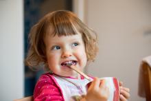 Verunka řeší klasický problém se lžičkou, která píchá do oka při každém loku