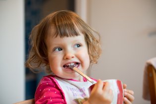 Verunka řeší klasický problém se lžičkou, která píchá do oka při každém loku