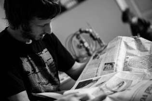 Tom si dopřává klídek u novin v Mezzanine, zatímco Verunka podrobně zkoumá všechny hračky v dětském koutku