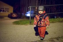 Pouliční umělkyně vyráží na noční akci