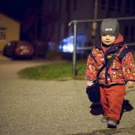 Pouliční umělkyně vyráží na noční akci