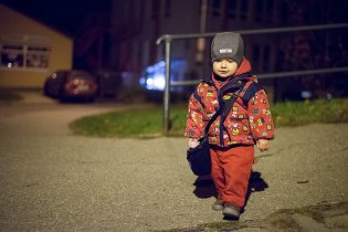 Pouliční umělkyně vyráží na noční akci