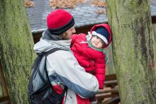 Verunka se dožaduje drbání o strom, stejně jako pan kanec