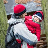 Verunka se dožaduje drbání o strom, stejně jako pan kanec