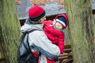 Verunka se dožaduje drbání o strom, stejně jako pan kanec