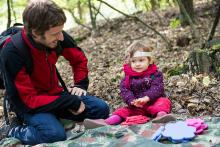 Naše malá indiánka plní jeden z náročných úkolů na Veselé stezce