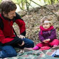 Naše malá indiánka plní jeden z náročných úkolů na Veselé stezce