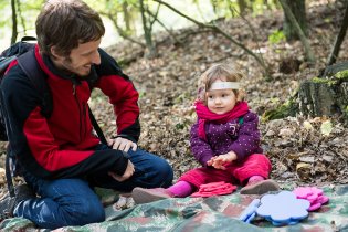 Naše malá indiánka plní jeden z náročných úkolů na Veselé stezce