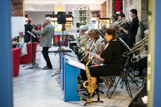 ...produkované big bandem Mr. Swing v kavárně Savoy