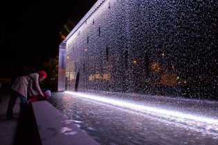 Atrakce v parku před Janáčkem, který není nikdy prázdný