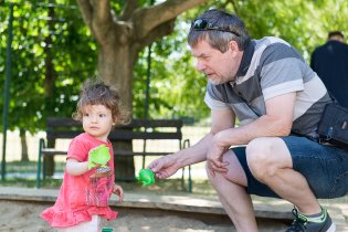 Dědo, bábovička je sice super, ale to autíčko támhle je mnohem zajímavější