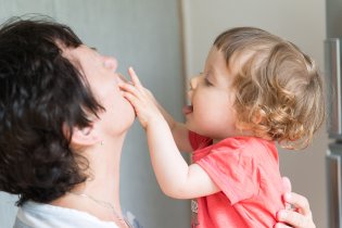 Tak ukaž kolik už máš zubů, babičko