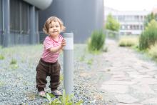 Verunka testuje stabilitu světelného sloupku v Campusu