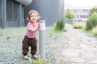 Verunka testuje stabilitu světelného sloupku v Campusu