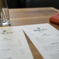 Jak jinak využít toho, že máme hlídání, než čtením Bible u výborné kávy...