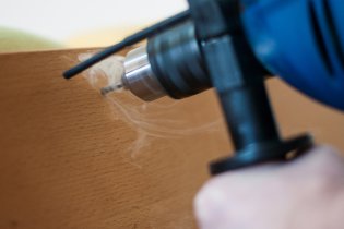 Naše postel z masivu se jen tak nevzdává