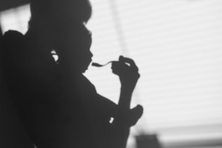 Zde je zachyceno jedno z posledních krmení v náruči, nyní už to jde jen vestoje a s hopsáním