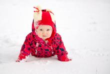 Představa Verunky na sněhu se očividně víc líbila rodičům než samotné Verunce