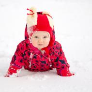 Představa Verunky na sněhu se očividně víc líbila rodičům než samotné Verunce