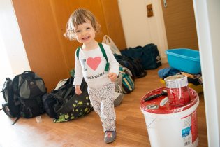 Verunka už se nemůže dočkat, až to tady po těch řemeslnících všechno vycídí