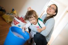 Podlaha se prý nejlépe vytírá holýma rukama