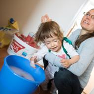 Podlaha se prý nejlépe vytírá holýma rukama