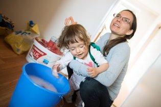 Podlaha se prý nejlépe vytírá holýma rukama